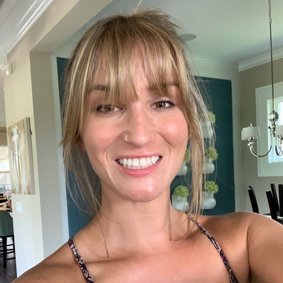 Meet your Posher, Rachel! All offers are welcome! - Picture 1 of 1